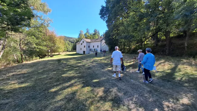 Arrivée du groupe dans la clairière du moulin de Soulpin, une grande bâtisse blanche