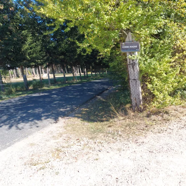 Panneau du lieu-dit Combe Magne, au départ de la marche
