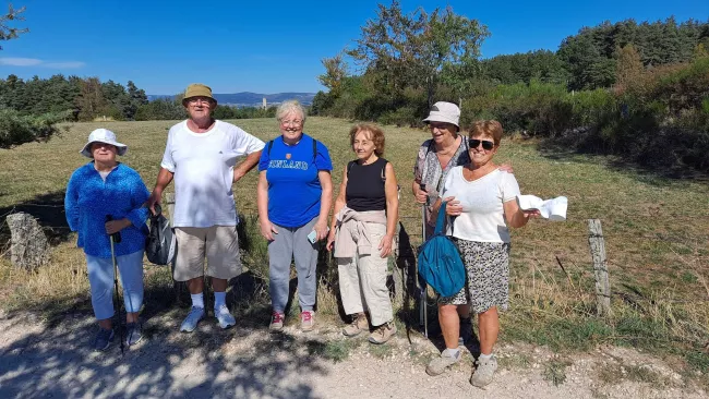 Photo de groupe, la tour d'Apcher au loin