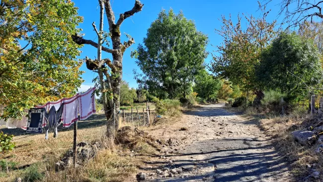 Chemin à la traversée d'un hameau