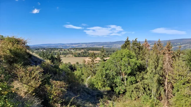 Panorama sur les monts de la Margeride depuis le site d'Apcher