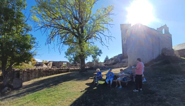 Pause aux tables de pique-nique au pied de la tour et de la chapelle