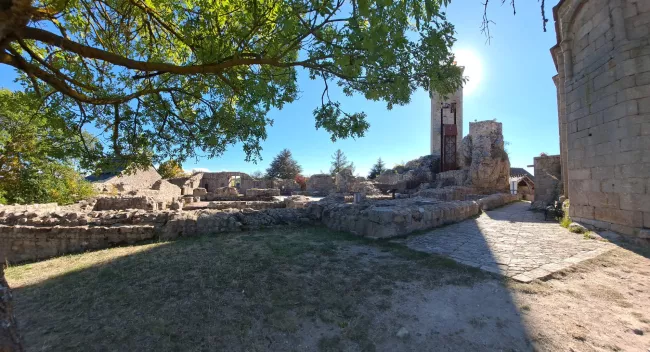 La tour carrée d'Apcher, son escalier d'acier et le chevet de la chapelle romane
